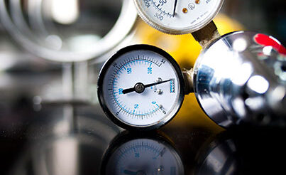 ¿Qué unidades determinan la presión del aire comprimido?